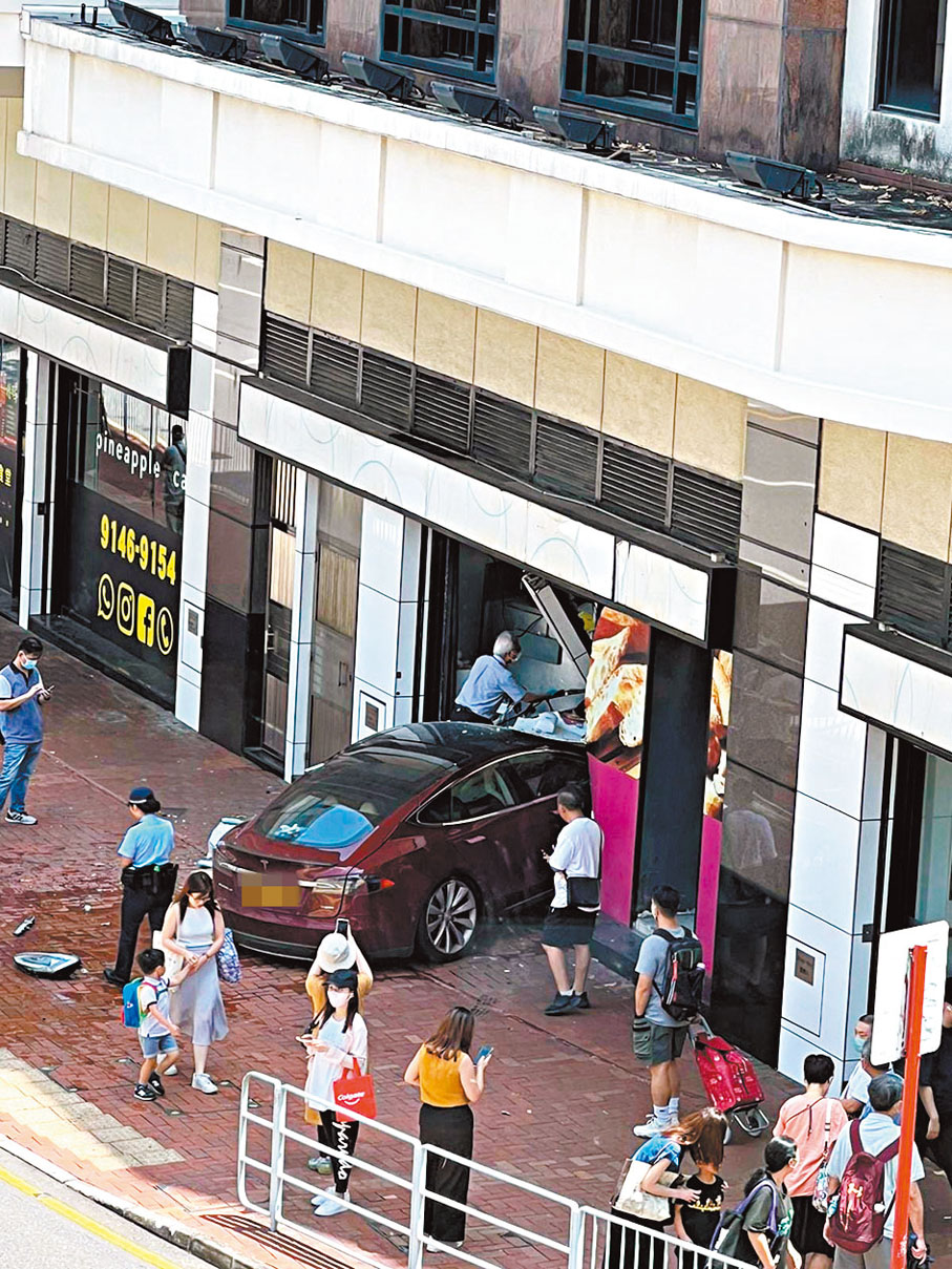 ◆荃灣灣景廣場車禍，失事電動車剷上行人路，半個車身撞入麵包店內。 網上圖片