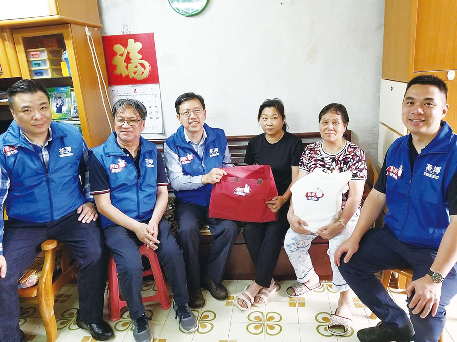 ◆荃灣民政事務專員暨荃灣區關愛隊總指揮區家盛與荃灣區關愛隊探訪區內長者戶，建立聯繫及為他們提供基本服務。