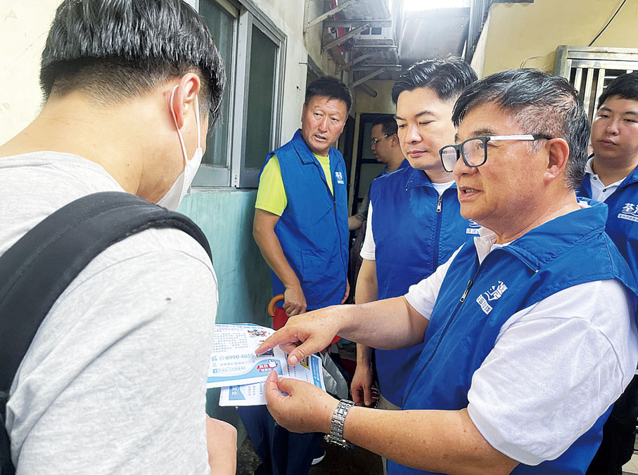 ◆颱風「泰利」襲港前，荃灣民政事務處帶領荃灣區關愛隊進行防風工作，包括到區內低窪地區提醒居民做好防風準備。