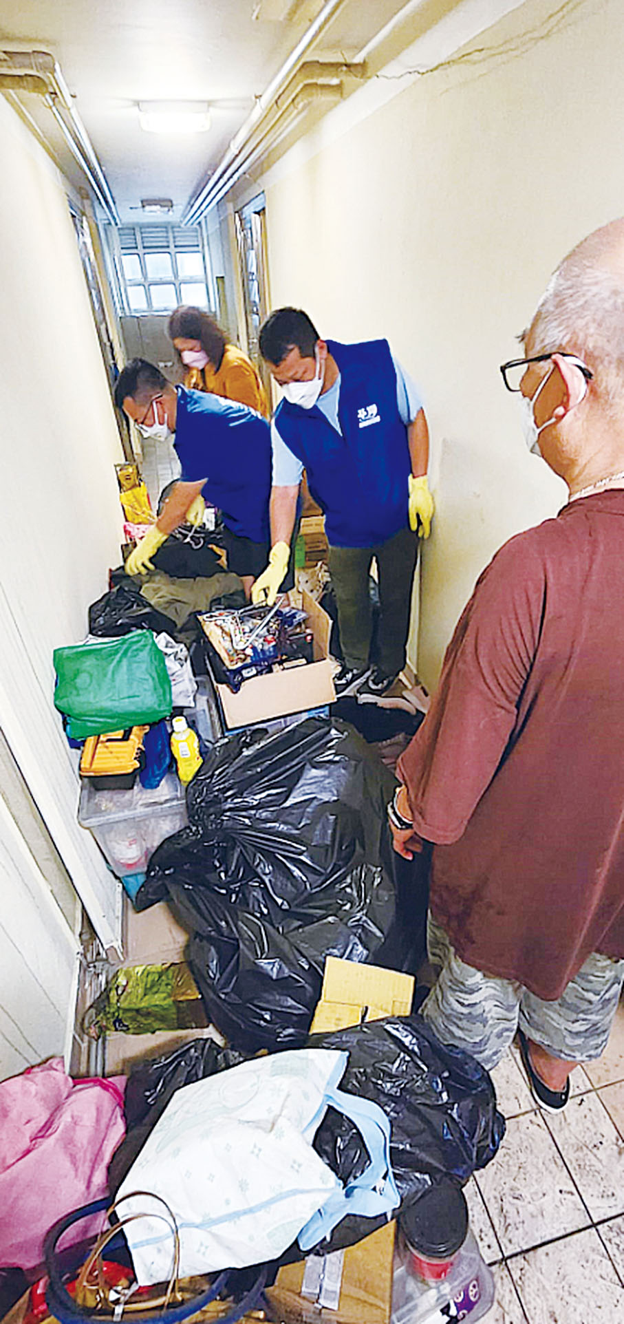 ◆荃灣區關愛隊探望梨木樹邨受火警影響居民，協助他們清理被燒毀的雜物。