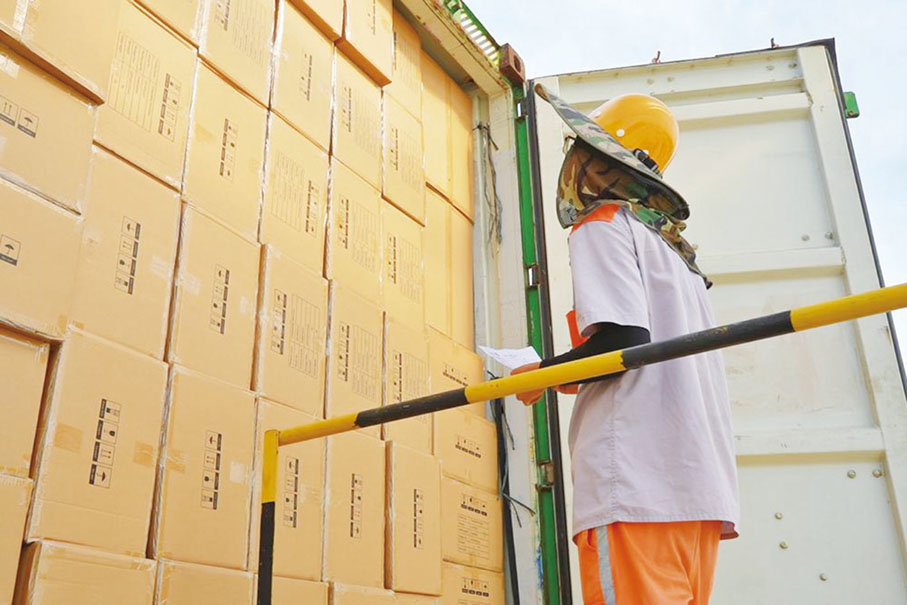 ◆ 中歐班列在廣州國際港開箱檢查貨物。