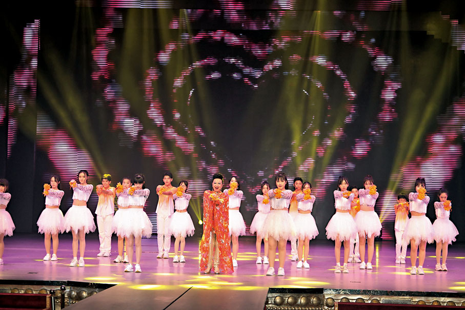 ◆薛家燕做出「開花舞」的經典手勢。