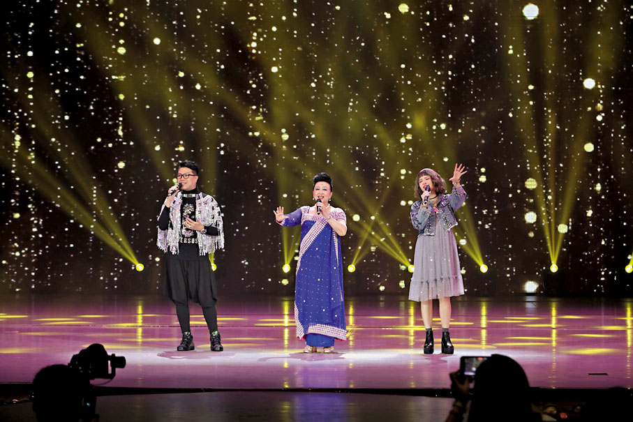 ◆右起：麥皓兒、薛家燕和關浩揚合唱《摘星》。