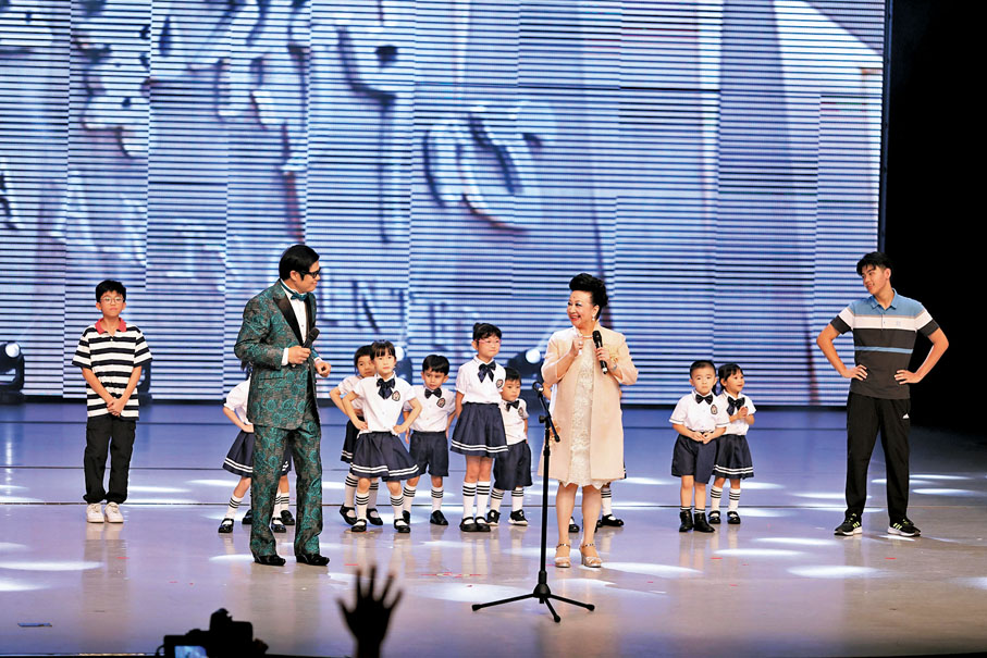 ◆薛家燕、安德尊與學員大跳《乖仔學堂》。