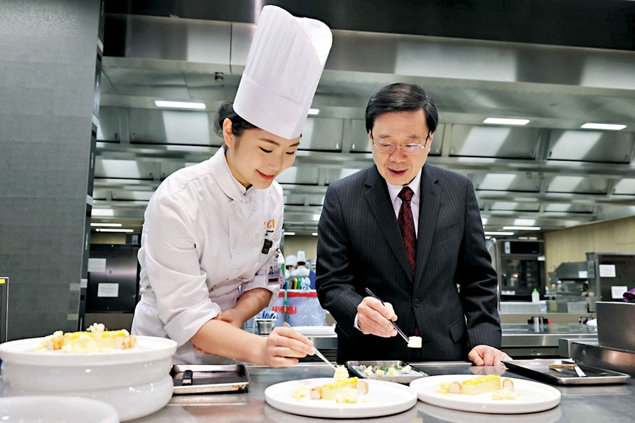 ◆李家超到國際廚藝學院了解本地職業專才培訓課程的最新發展和全球餐飲業新趨勢。李家超Fb圖片