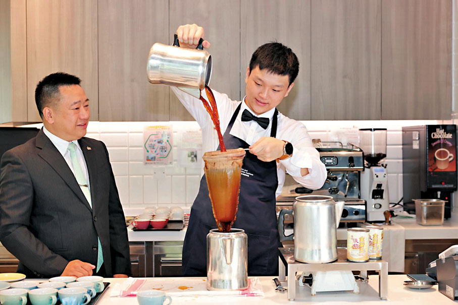 ◆李家超期望大家讓港式靚茶「沖」出香港。  李家超Fb圖片