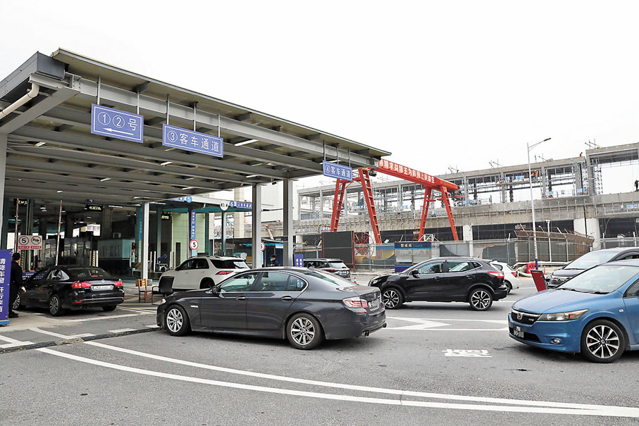 ◆橫琴口岸月底試行「聯合一站式」通關，「人車合一」一次驗放即可通關。圖為澳門車經橫琴口岸過關。 香港文匯報珠海傳真