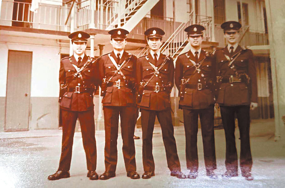 ◆積哥(右一)1979年曾駐守油麻地警署。