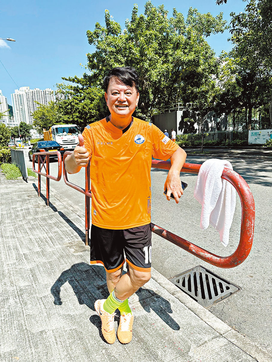 ◆阿叻坦言現在玩和踢波是放人生首位，但也不能沒有工作。