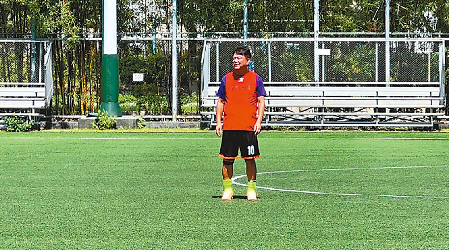 ◆烈日當空下，阿叻堅持練波。