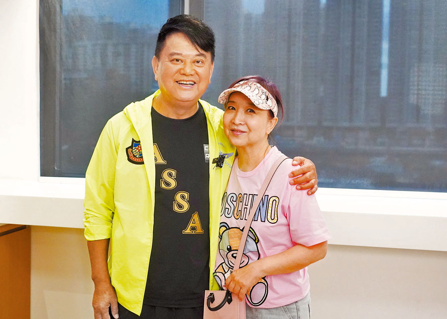 ◆黃杏秀日前陪丈夫陳百祥到訪香港大公文匯傳媒集團。  曾興偉 攝