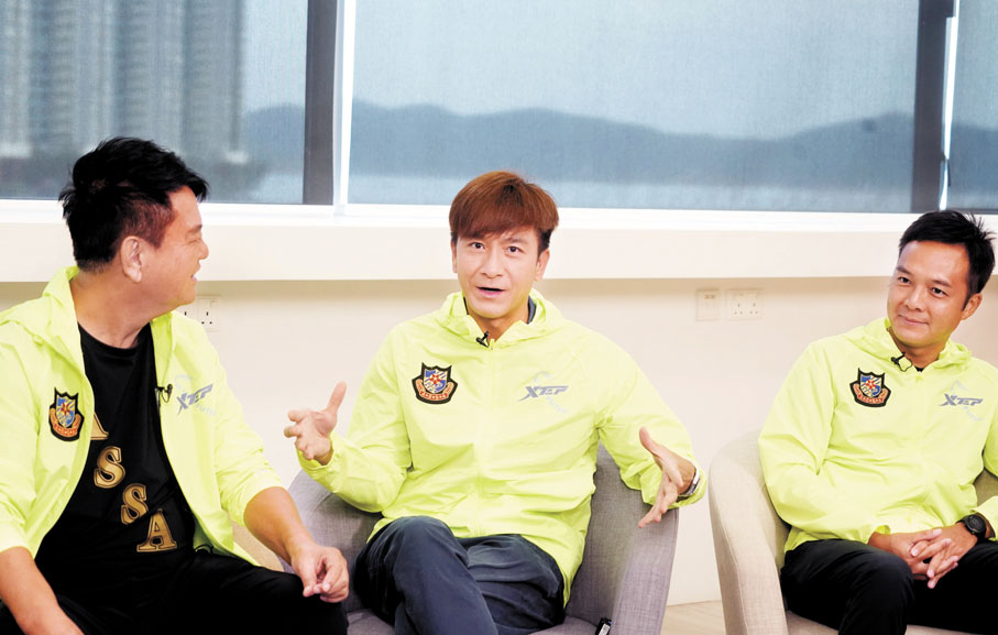 ◆馬國明（中）稱很開心藉着參與球賽，能跟不同地方的粉絲見面。  曾興偉 攝