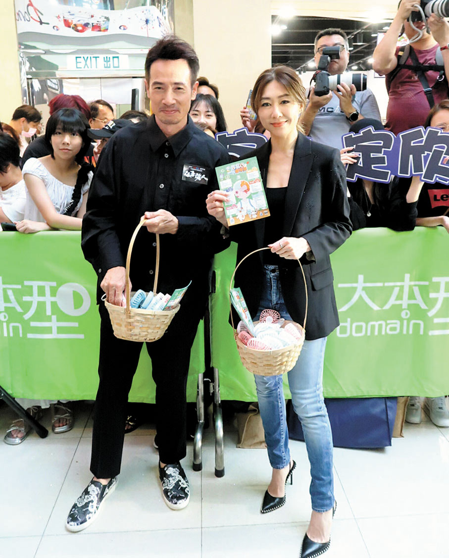 ◆陳豪與胡定欣向圍觀粉絲派迷你電風扇。