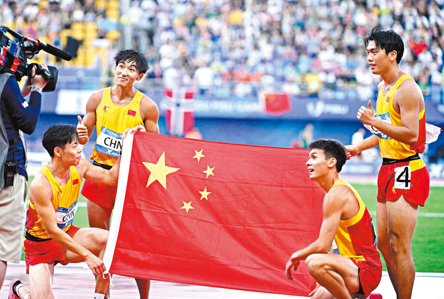 ◆嚴海濱（右下）與陳佳鵬（左上）、陳冠鋒（左下）及鄧智艦（右上），是中國短跑界的未來。  資料圖片