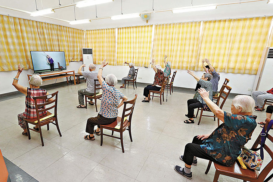 ◆ 長者在一間活動室內做運動。