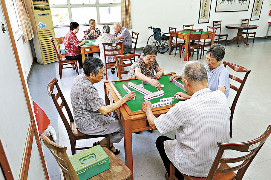 ◆ 「老友記」在活動室打麻將。
