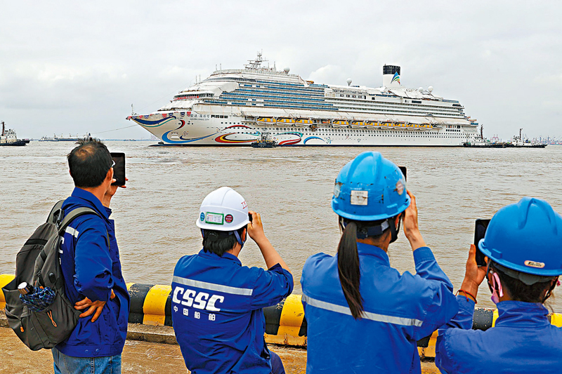 ◆ 工作人員拍攝首艘國產大型郵輪「愛達·魔都號」出塢。 資料圖片