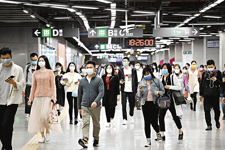 ◆報告顯示，在大學畢業生增量最多的16個城市中，25歲以下職場新人平均通勤距離普遍更長，普遍高於城市平均水平五個百分點。圖為深圳地鐵車公廟站迎來下班晚高峰。資料圖片