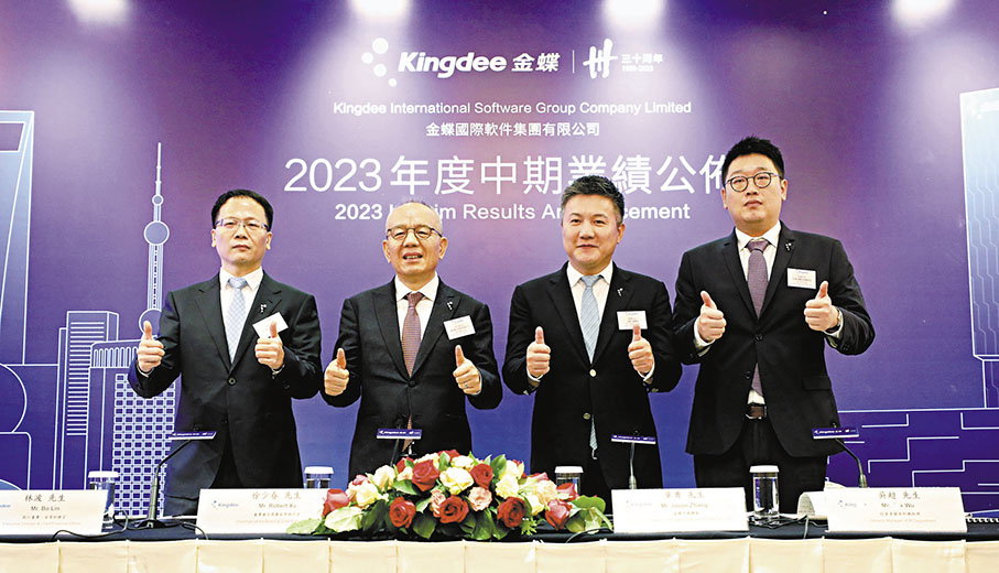 ◆徐少春（左二）指公司下一個目標是2030年躋身全球前五。 香港文匯報記者萬霜靈 攝