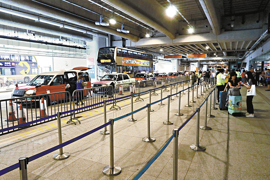 ◆ 的士出現供過於求的「車等人」情況。 香港文匯報記者北山彥  攝