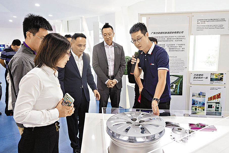 ◆參訪團參觀力勁集團生產的產品。