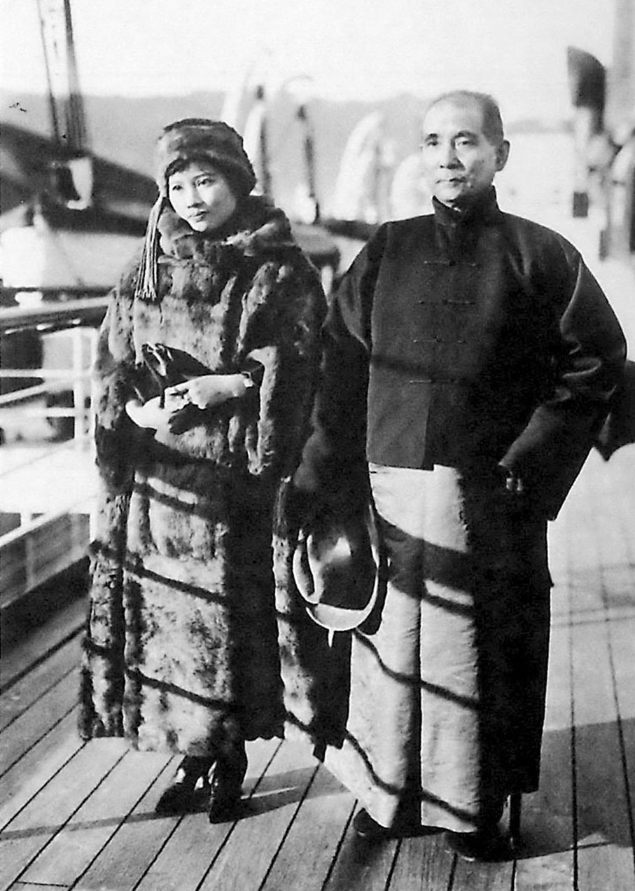 ◆1924年11月13日,孫中山在宋慶齡的陪同下北上共商國是。次日在香港乘日輪前往上海。孫中山宋慶齡在船上留影。