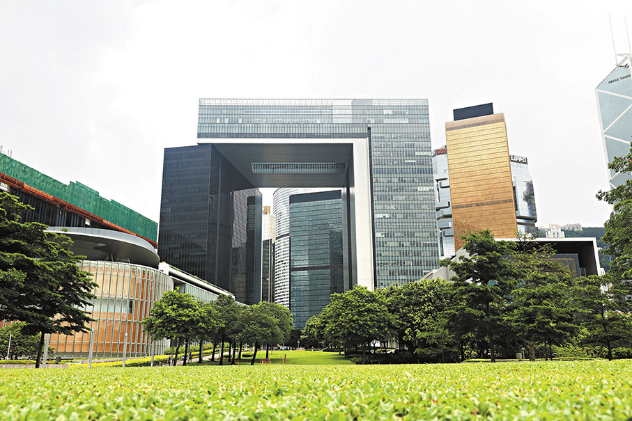 ◆ 特區政府發言人強調，香港居民的權利和自由受基本法保障，本港的傳媒環境也蓬勃依然。圖為政府總部。 資料圖片