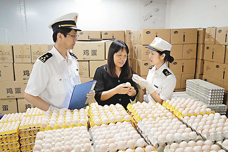 ◆如今，蛋類、奶類及冰鮮冷凍肉類等內地鮮活食品經港珠澳大橋更便捷赴港。香港文匯報珠海傳真