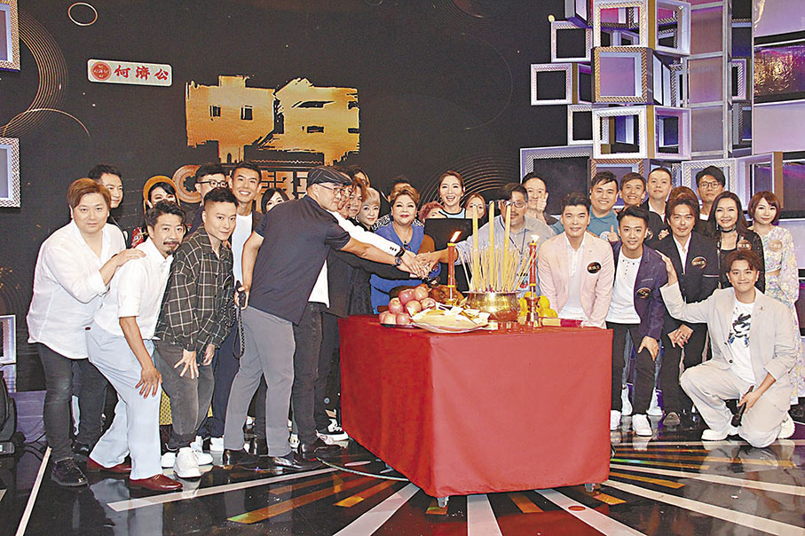 ◆眾人齊切燒豬，祈求節目拍攝順利。