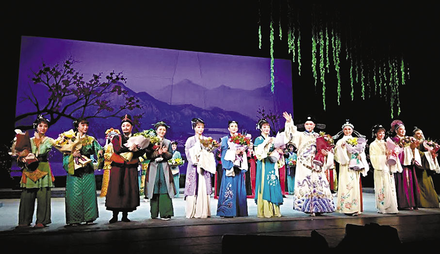 ◆全體演員鮮花在抱，喜氣洋洋。