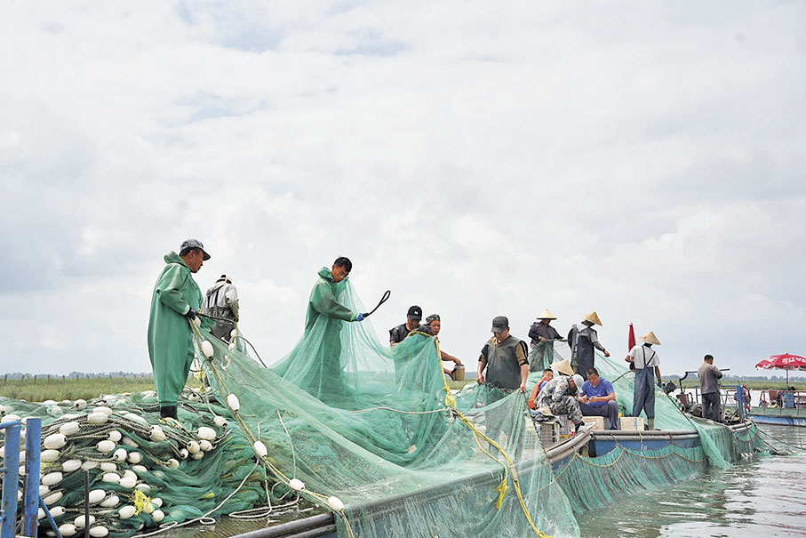 ◆漁民在查干湖中心捕魚。