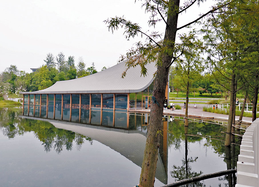 ◆ 坐落於天府新區的興隆湖，當地政府沿湖修建了綠道，希望居民多走出室外享受生活。