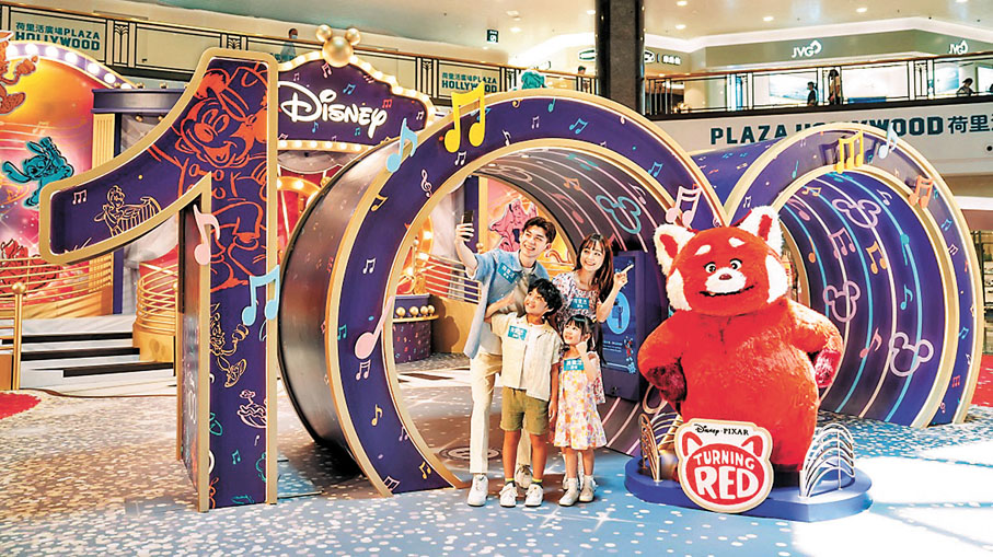 ◆踏進Disney 100大門，大家可與首次現身商場的毛絨絨熊貓美美拍照。