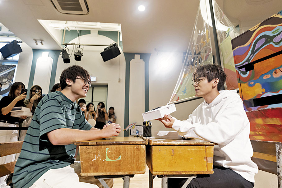 ◆簽名會上，林家謙(右)與「林家謙2號」見面。