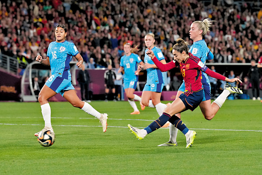 ◆卡莫娜（紅衫）替西班牙隊奠勝。  美聯社