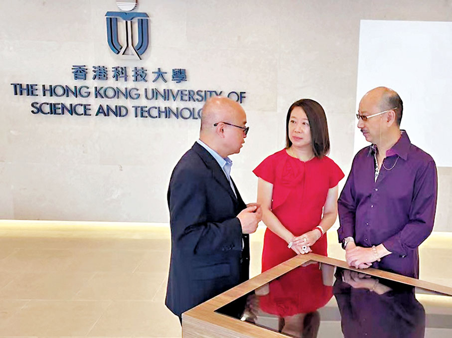 ◆葉志雄（右）和葉吳彬彬（中）捐贈贊助科大衛星發射計劃。圖為他們與科大副校長汪揚傾談。 受訪者供圖