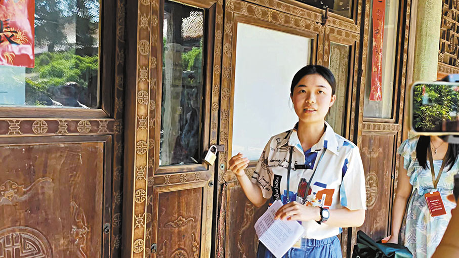 ◆港生張仲倩講解故宮絳雪軒門窗調查情況。 香港文匯報記者江鑫嫻  攝