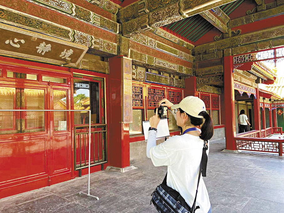 ◆香港實習生張仲倩正在現場調查。 香港文匯報北京傳真