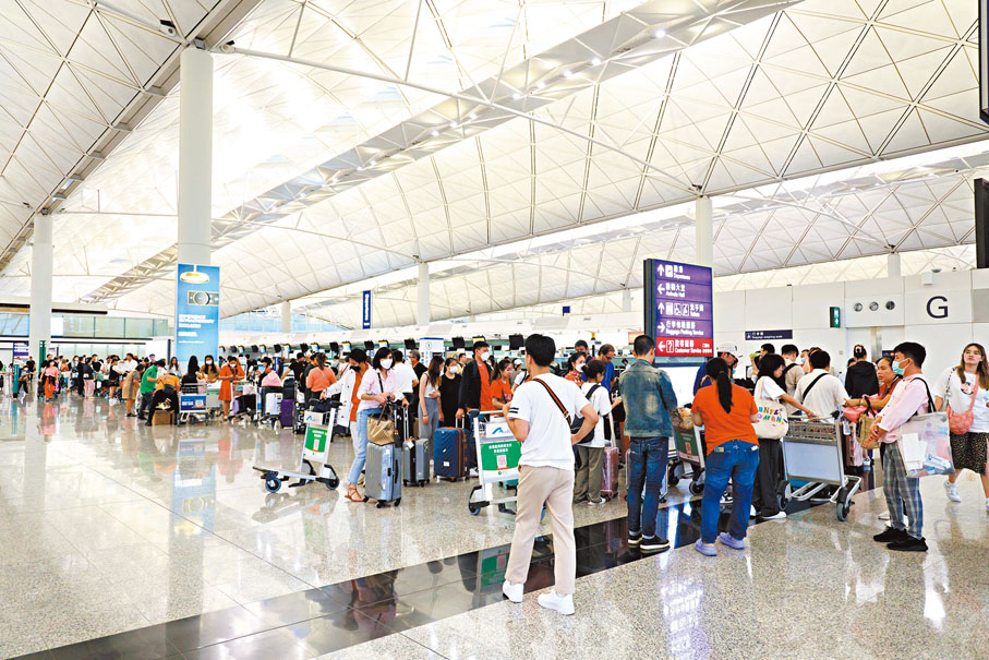 ◆ 上月香港國際機場的客貨運量同告持續上升，月內共接待逾380萬人次旅客，按月升14.9%。 資料圖片