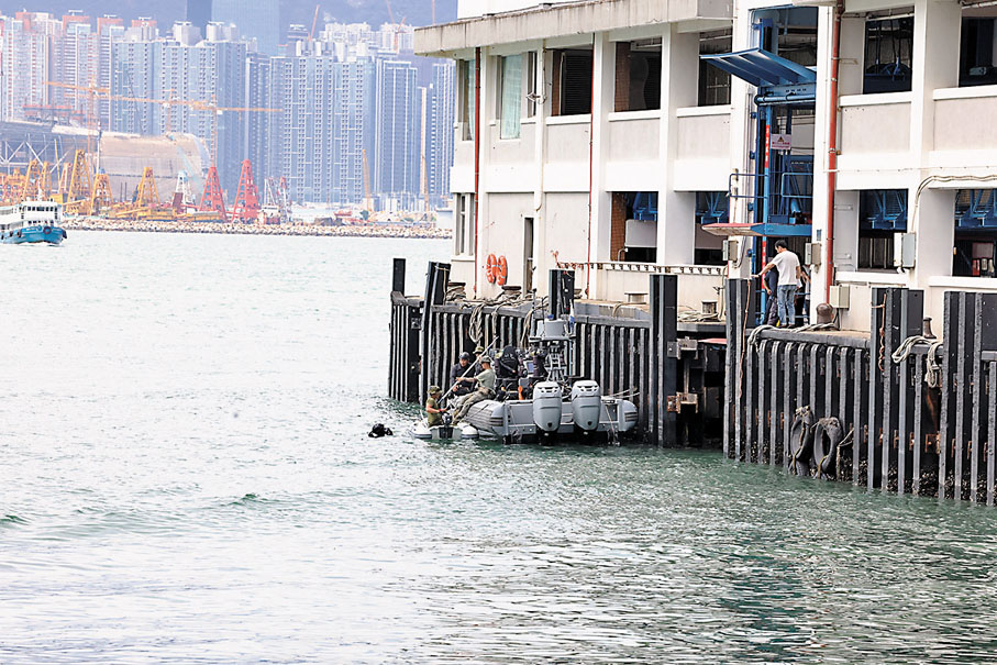 ◆有警員在發生命案的碼頭附近潛水搜證。 香港文匯報記者劉友光 攝