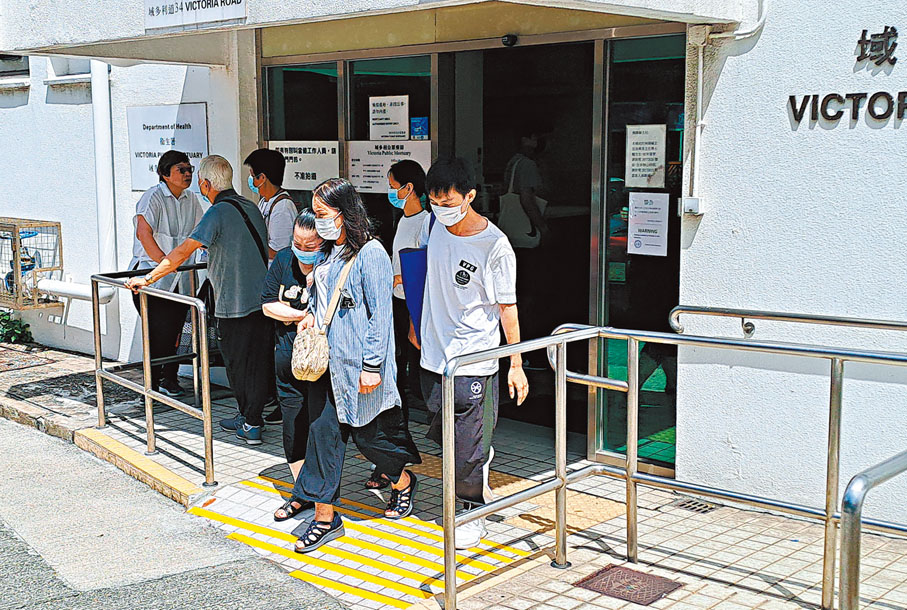 ◆北角釣魚誤殺案的死者家屬到殮房認屍，有親友要互相攙扶離開。