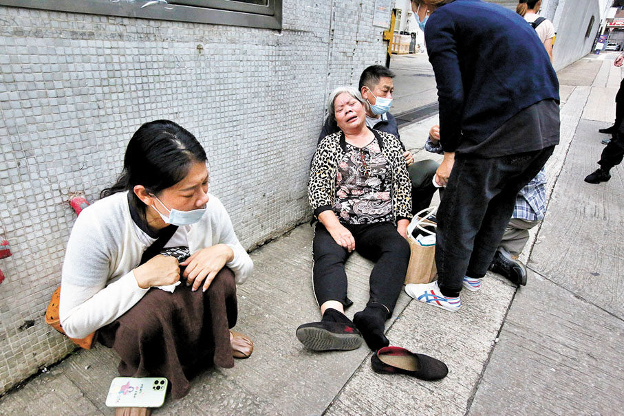 ◆方的母親昨日到殮房認屍後，一度情緒激動軟癱暈倒地上，其他親友亦哭成淚人。