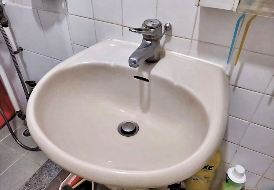 ◆有公屋居民自費更換的冷熱水混合推桿式水龍頭。 工聯會供圖