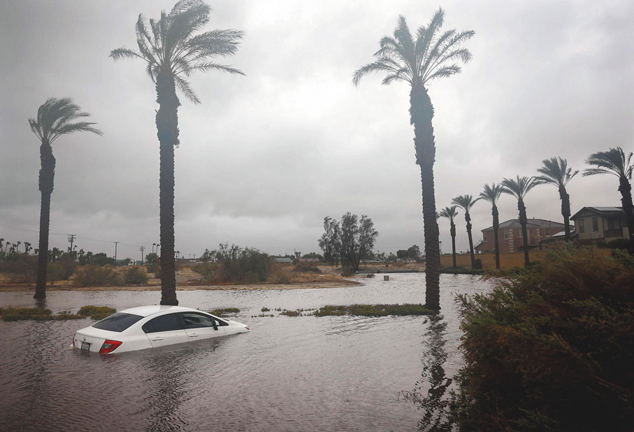 ◆ 加州大教堂城有汽車被洪水淹沒。 法新社
