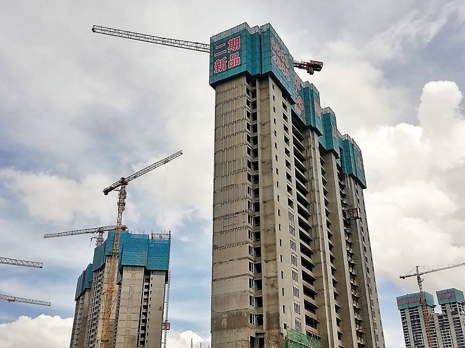 ◆許多開發商樓盤因資金鏈斷裂導致拖欠許多地產中介佣金。圖為羅湖一新盤。記者李昌鴻  攝