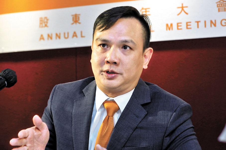 ◆耀才證券許繹彬表示，自兩年前本港調高印花稅後，港股一直疲弱，滯後全球股市。 香港文匯報記者萬霜靈 攝