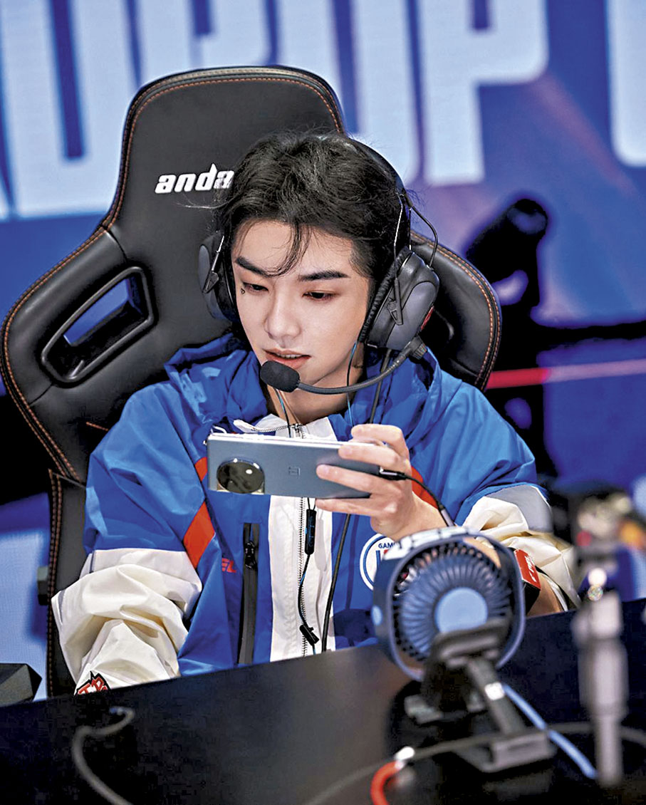 ◆華晨宇化身「花傲天」選手帶領傲夜天團進行表演賽。