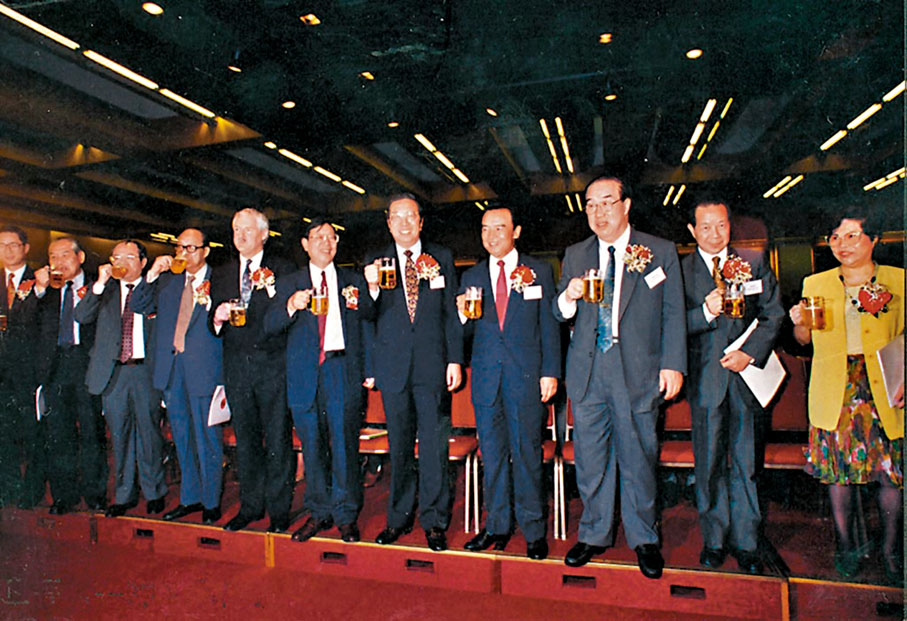 ◆ 1993年7月15日，青島啤酒成為第一家在香港上市的H股。資料圖片