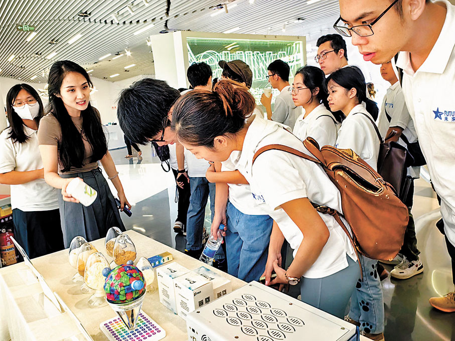 ◆港生參觀深圳市工程生物產業創新中心。香港文匯報記者郭若溪  攝