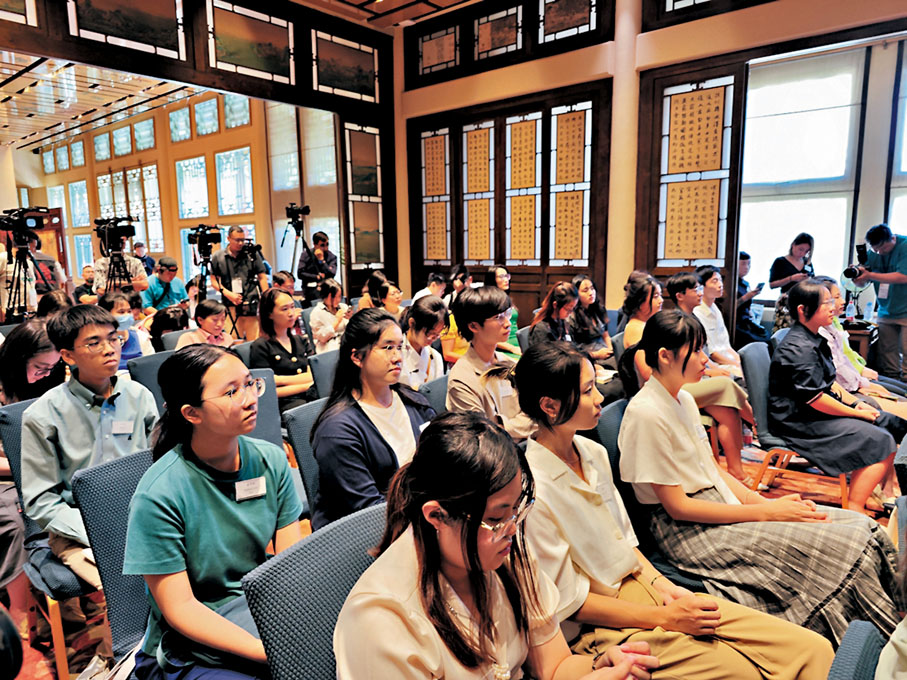 ◆京港大學生聽講解。  香港文匯報記者江鑫嫻 攝